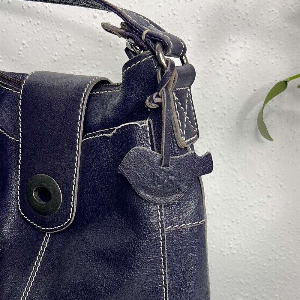 Elegant Navy Leather Shoulder Bag - Picture 3 of 8